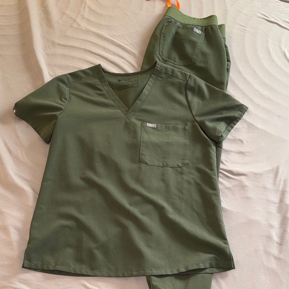 Figs Moss Green Scrub Set - Picture 1 of 5